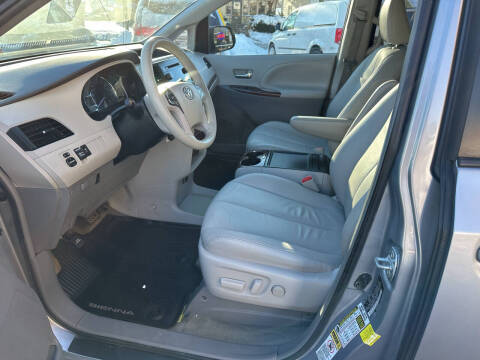 2013 Toyota Sienna XLE 8-Passenger