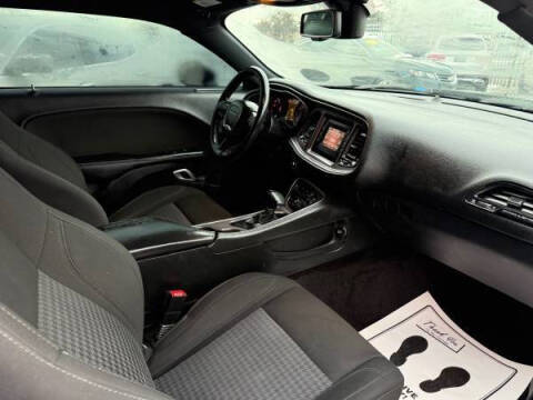 2017 Dodge Challenger SXT Plus