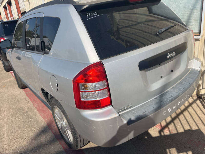 2009 Jeep Compass Sport photo 3