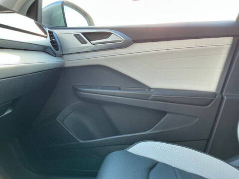 2025 Volkswagen Taos SEL 4Motion