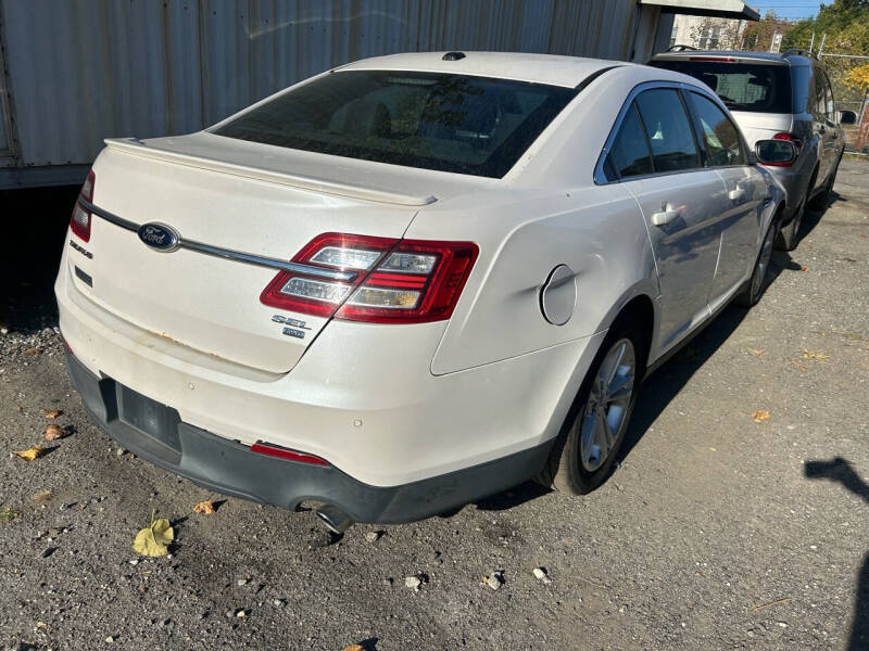 2013 Ford Taurus SEL photo 5