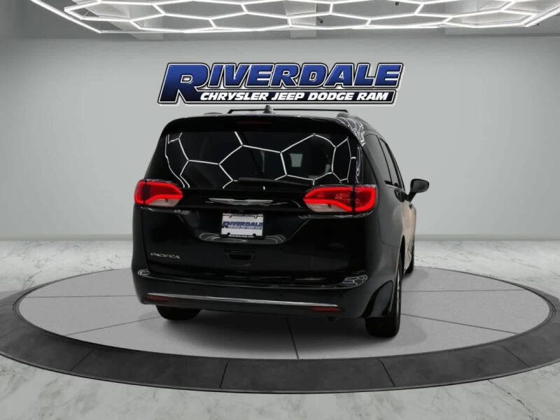 2017 Chrysler Pacifica Touring-L