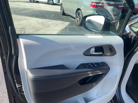 2024 Chrysler Pacifica Touring L