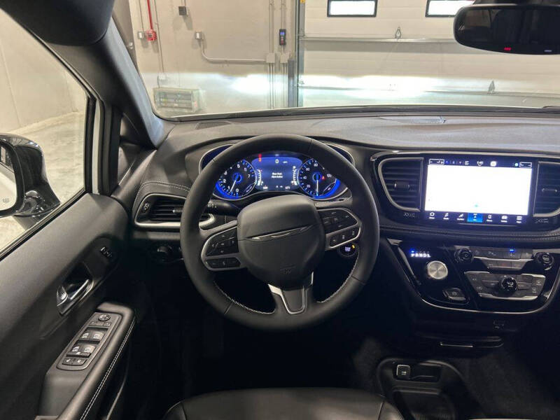 2027 Chrysler Pacifica Select