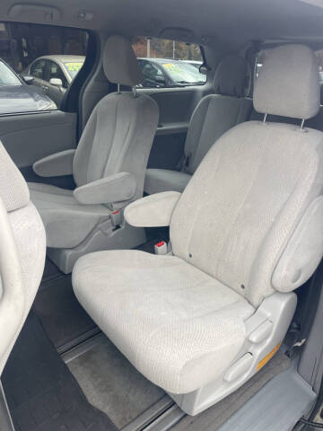 2012 Toyota Sienna LE 7-Passenger
