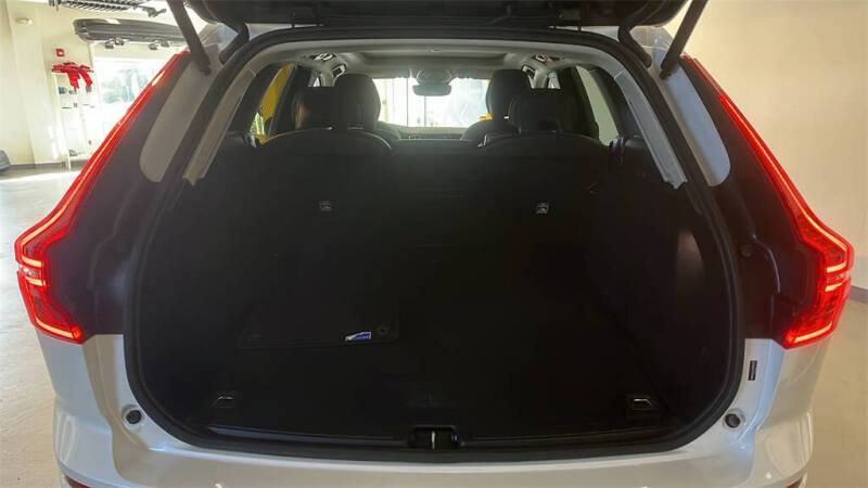 2025 Volvo XC60 B5 Core Dark Theme