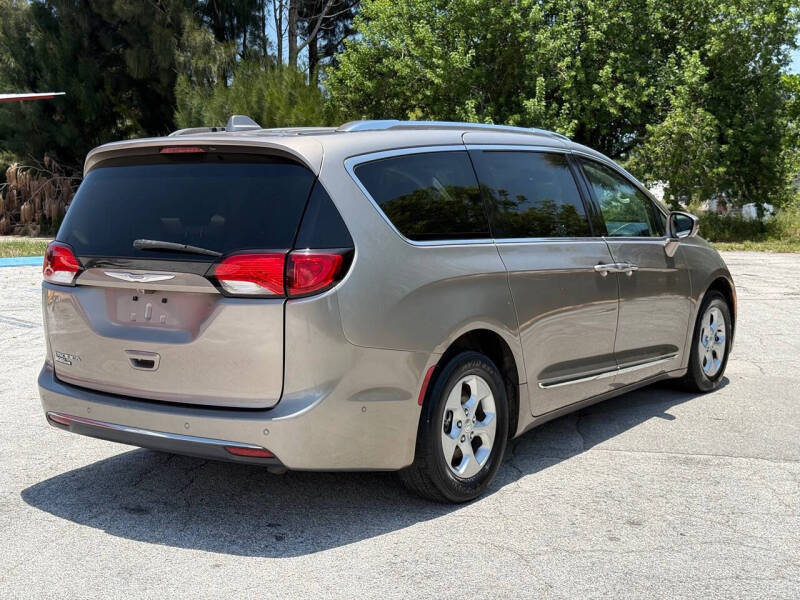 2017 Chrysler Pacifica Touring-L Plus