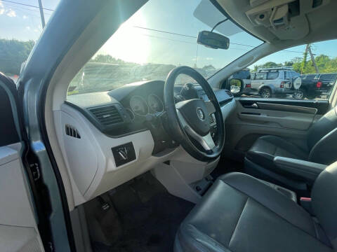 2010 Volkswagen Routan SE