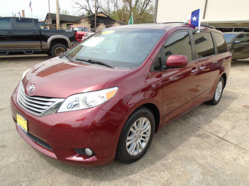 2017 Toyota Sienna XLE's photo
