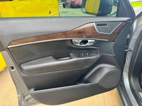 2016 Volvo XC90 T6 Momentum