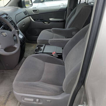 2005 Toyota Sienna LE 7 Passenger