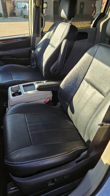 2016 Chrysler Town and Country Touring-L