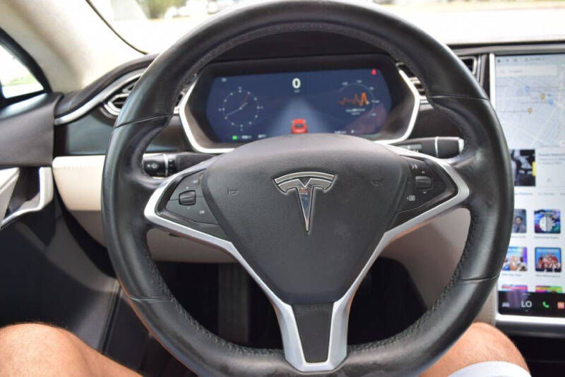 2015 Tesla Model S 85D photo 37