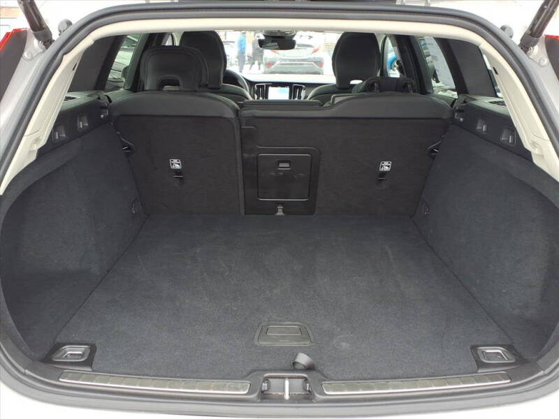 2025 Volvo V60 Cross Country B5 Plus