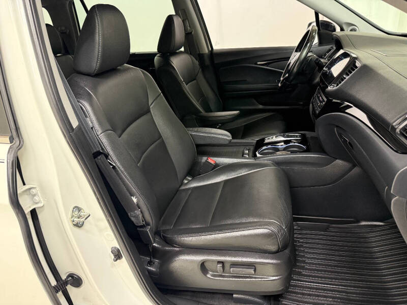 2019 Honda Pilot Touring w/Rear Captain's Chairs