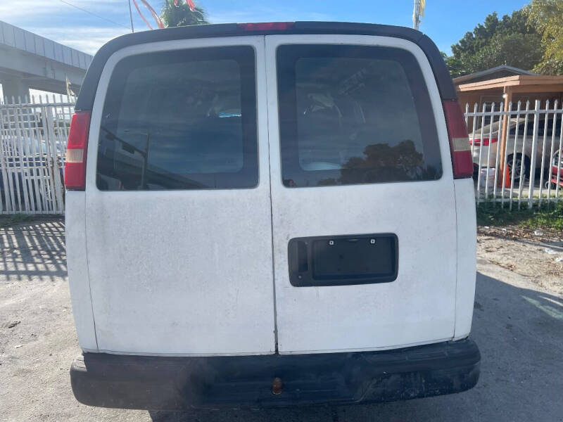 2004 Chevrolet Express Base photo 5