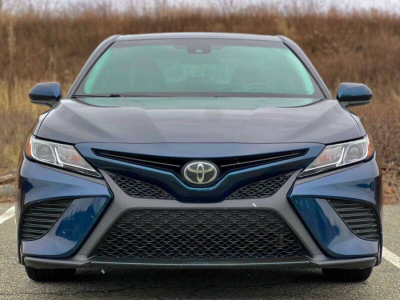 2019 Toyota Camry SE photo 3