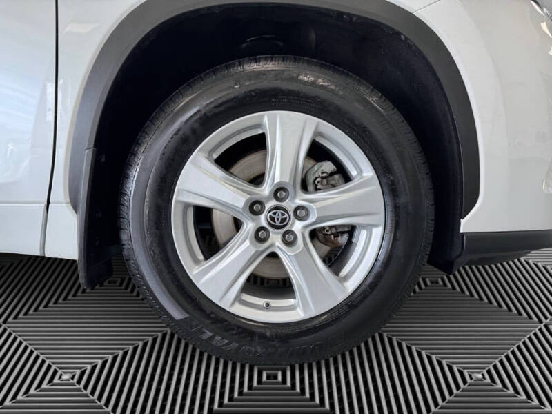 2024 Toyota Highlander LE