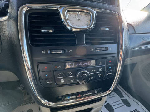 2015 Chrysler Town and Country Touring-L