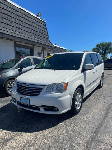 2013 Chrysler Town and Country for sale at VELAZQUEZ AUTO SALES in Aurora IL