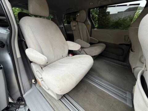 2013 Toyota Sienna LE 8-Passenger