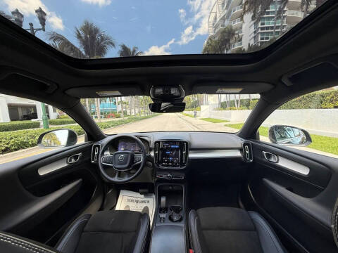 2025 Volvo XC40 B5 Core Bright Theme