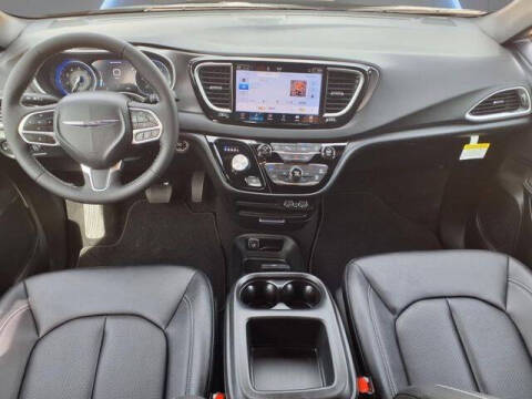 2025 Chrysler Voyager LX