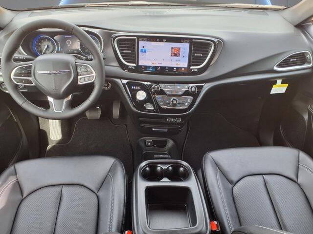 2025 Chrysler Voyager LX