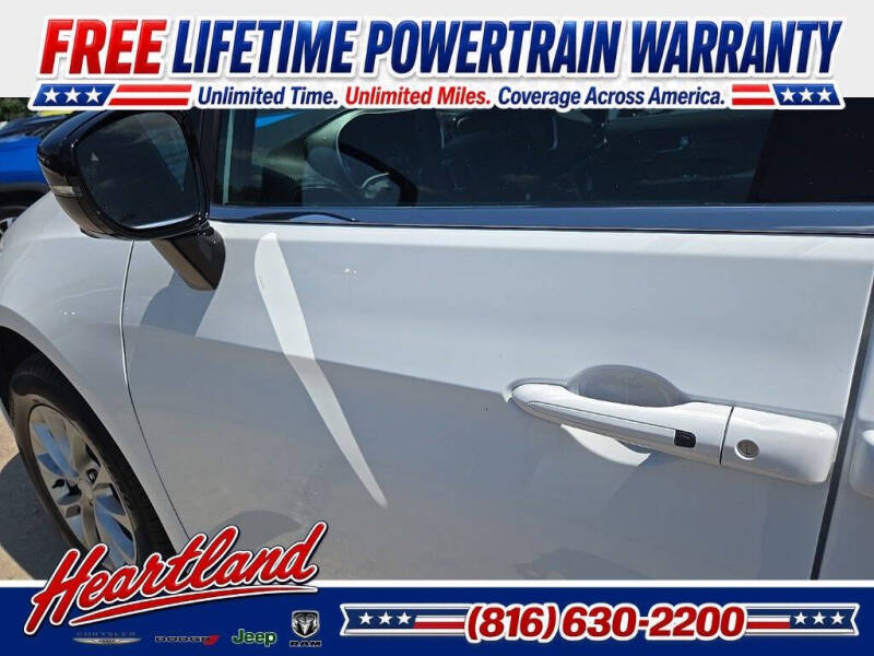 2027 Chrysler Pacifica Select