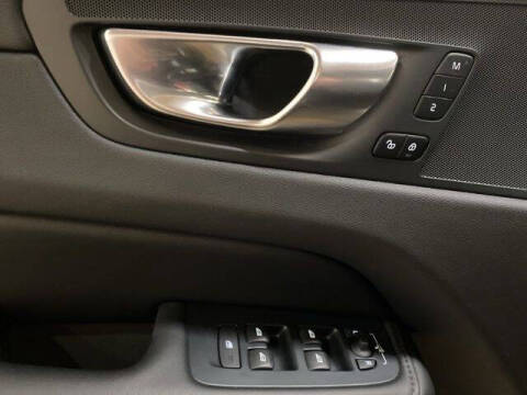 2025 Volvo XC60 B5 Core Dark Theme