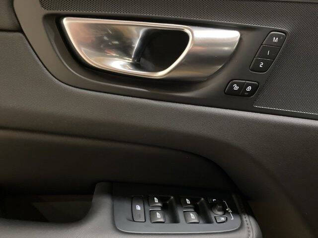 2025 Volvo XC60 B5 Core Dark Theme