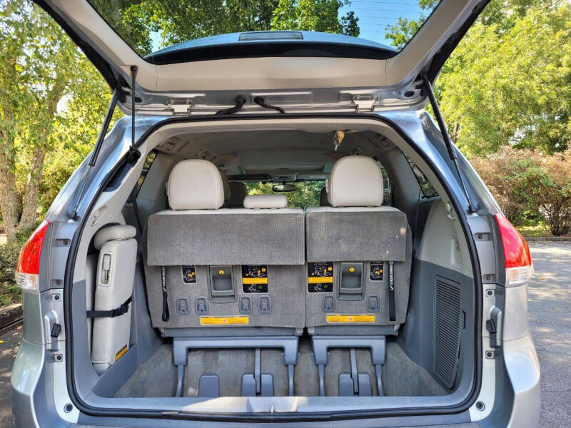2014 Toyota Sienna XLE 7-Passenger Auto Access Seat
