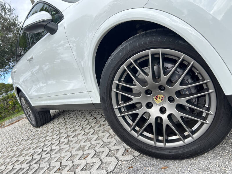 2017 Porsche Cayenne Platinum Edition