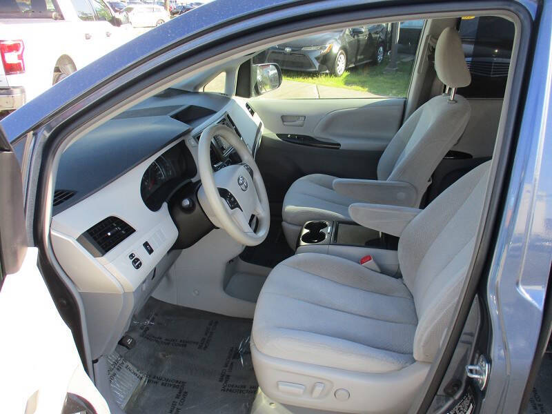 2014 Toyota Sienna LE 7-Passenger