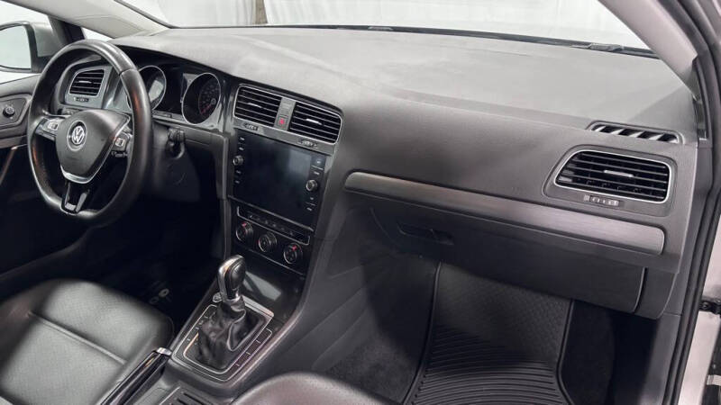 2019 Volkswagen Golf SE