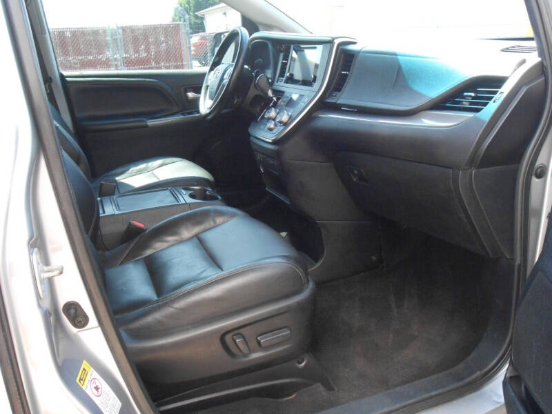 2015 Toyota Sienna SE 8-Passenger