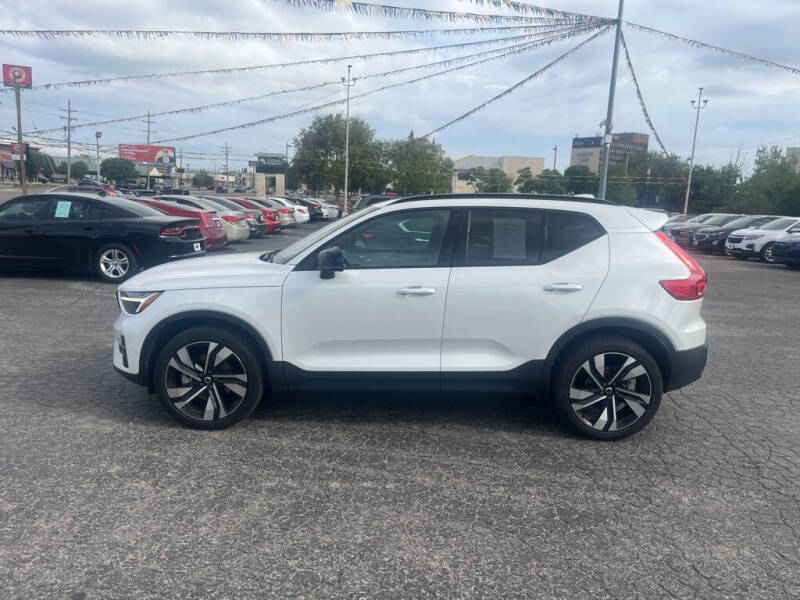 2024 Volvo XC40 B5 Plus Dark Theme