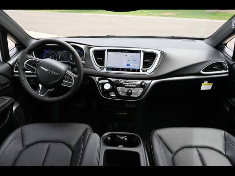 2025 Chrysler Voyager LX