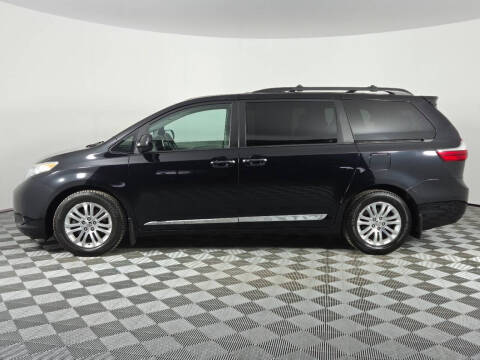 2017 Toyota Sienna XLE 7-Passenger Auto Access Seat