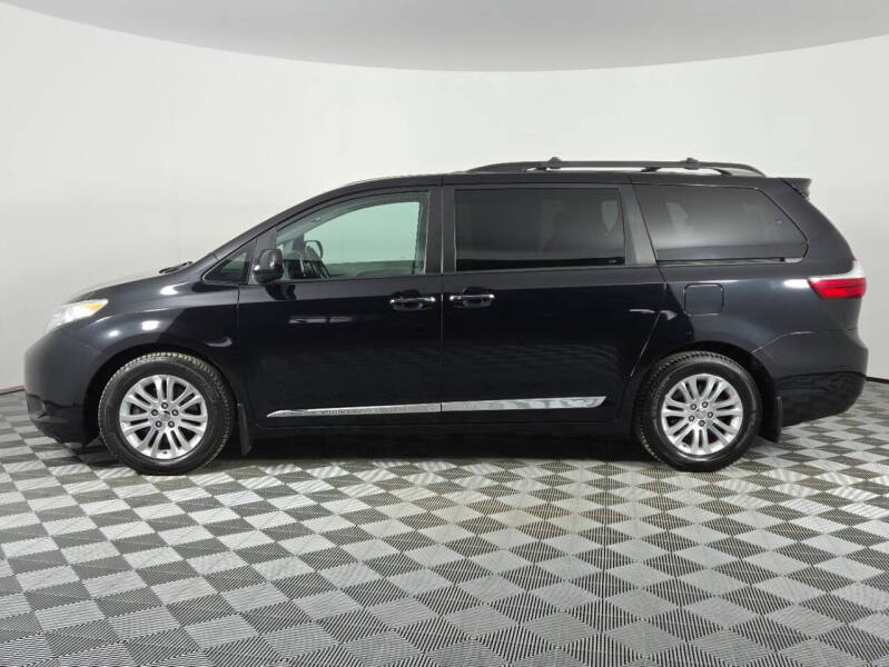2017 Toyota Sienna XLE 7-Passenger Auto Access Seat