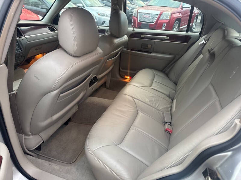2005 Lincoln Town Car Signature Limited