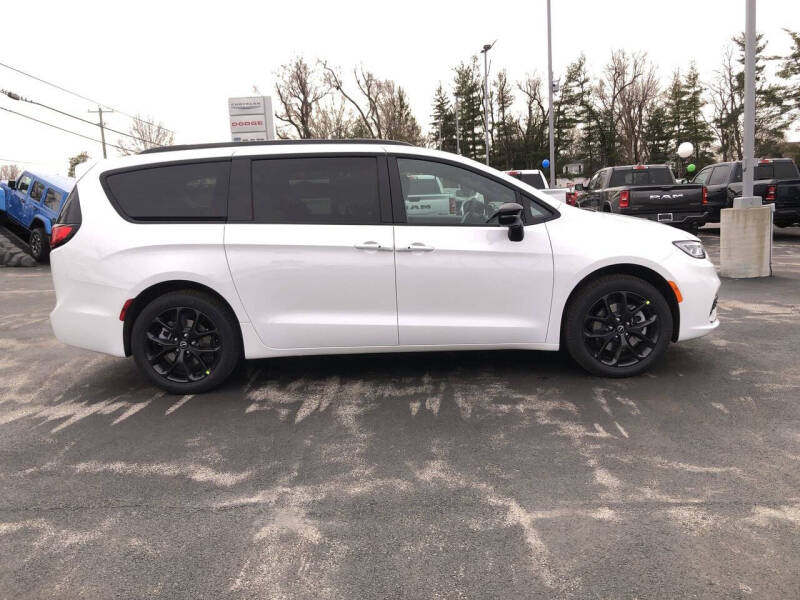 2026 Chrysler Pacifica Select
