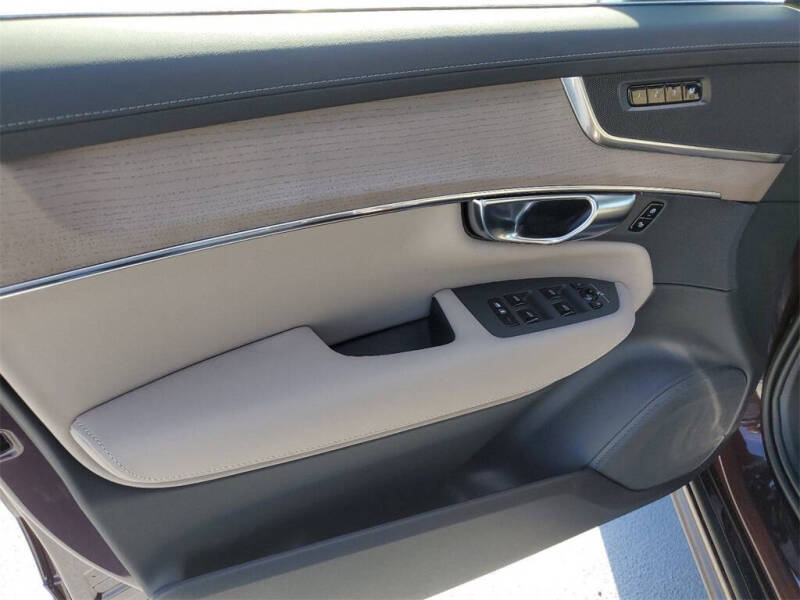 2025 Volvo XC90 B6 Core Bright Theme