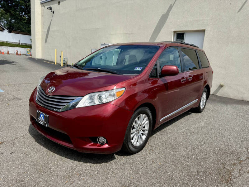 2017 Toyota Sienna XLE's photo