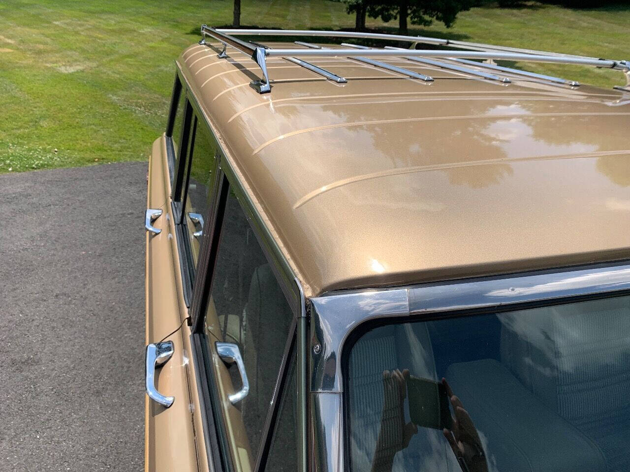 1989 Jeep Grand Wagoneer 29