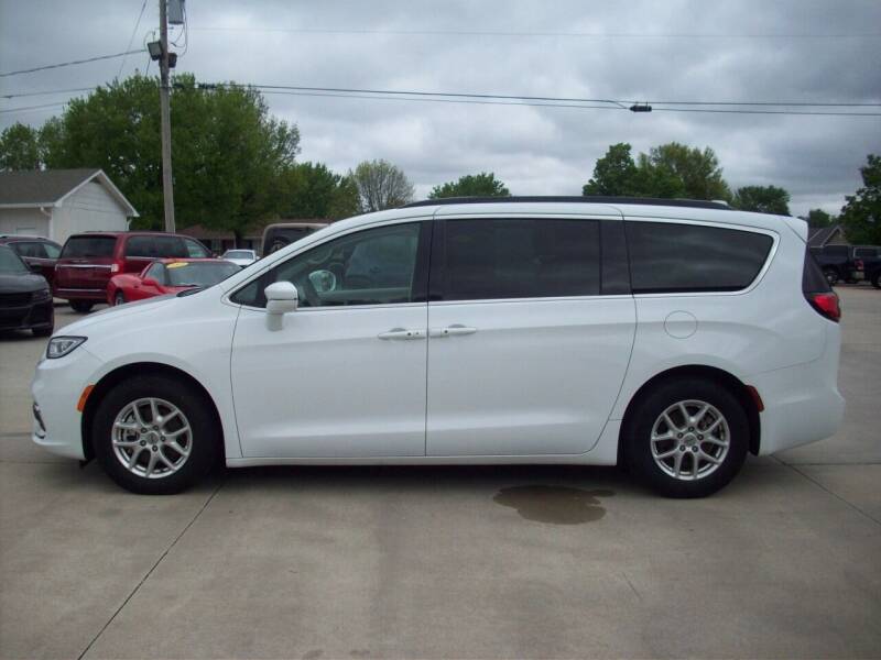 Used 2022 Chrysler Pacifica Touring L with VIN 2C4RC1BGXNR146871 for sale in Kansas City