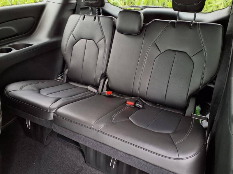 2025 Chrysler Pacifica Select