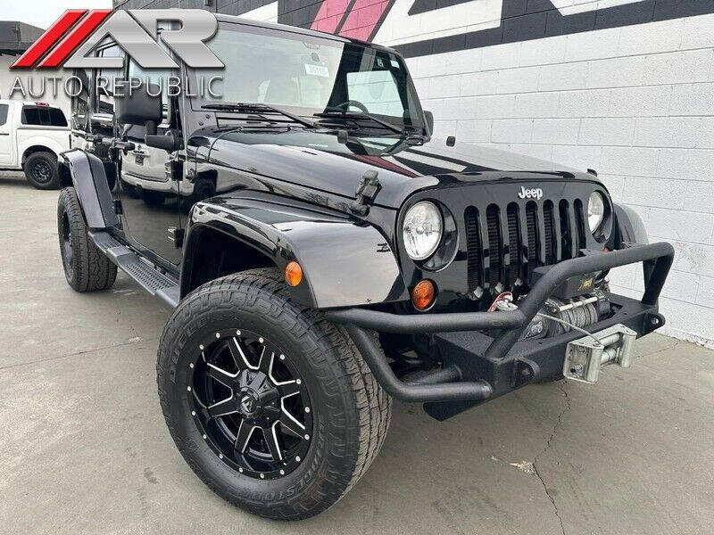 https://cdn05.carsforsale.com/008b893aed01efcff0fd1429d811f7badf/800x600/2013-jeep-wrangler-unlimited-sahara-4x4-4dr-suv.jpg