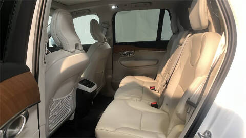 2022 Volvo XC90 T6 Momentum 7-Passenger