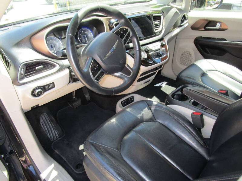 2017 Chrysler Pacifica Touring-L